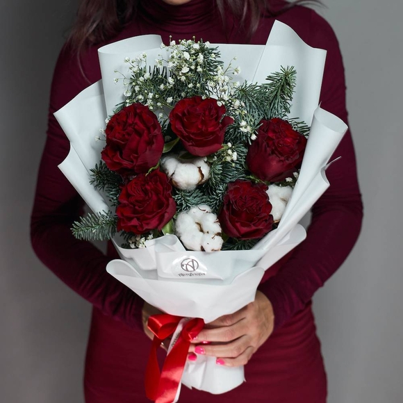 Зимний букет с красной розой Эквадор - М в корейской упаковке