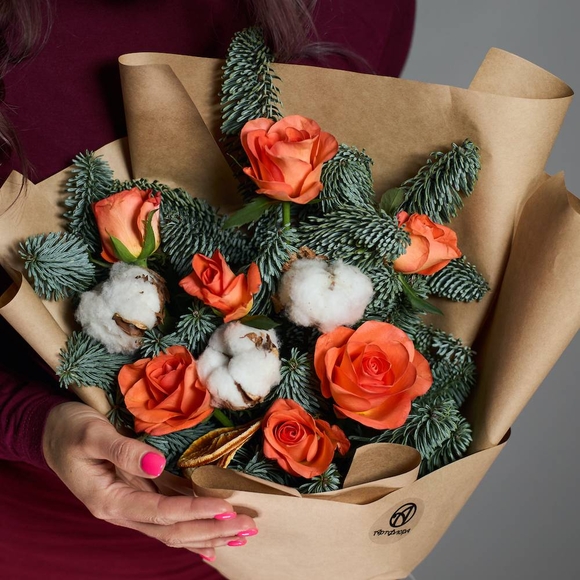 Зимний букет с оранжевой розой Кения - M в корейской упаковке