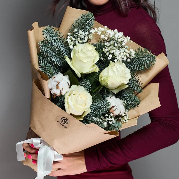 Зимний букет с белой розой Эквадор - S в корейской упаковке