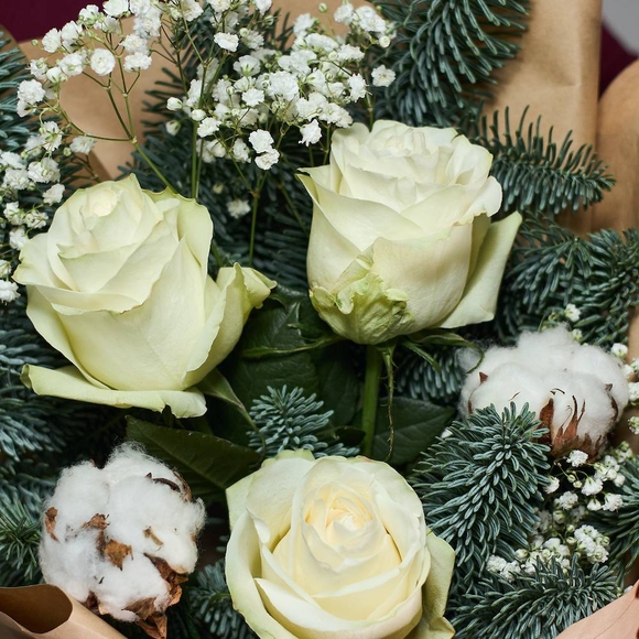 Зимний букет с белой розой Эквадор - S в корейской упаковке