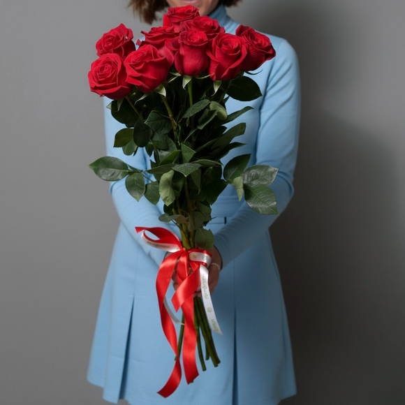 Букет из 9 красных роз 70 см (Эквадор) с атласной лентой