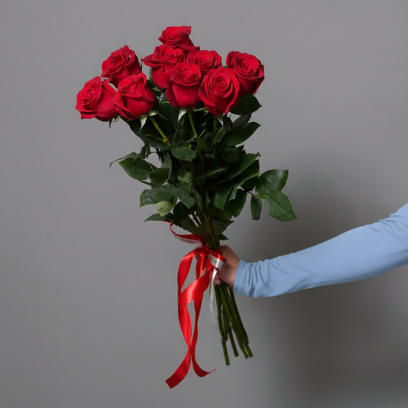Букет из 9 красных роз 70 см (Эквадор) с атласной лентой