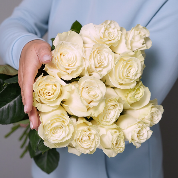 Букет из 15 белых роз 70 см (Эквадор) с атласной лентой