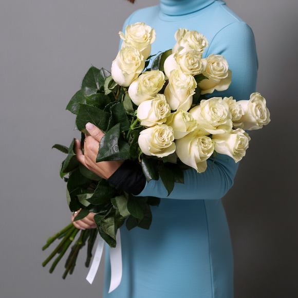 Букет из 15 белых роз 70 см (Эквадор) с атласной лентой