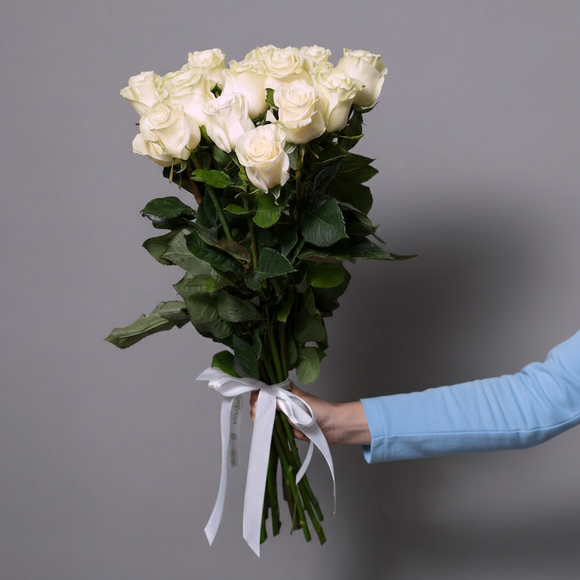 Букет из 15 белых роз 70 см (Эквадор) с атласной лентой