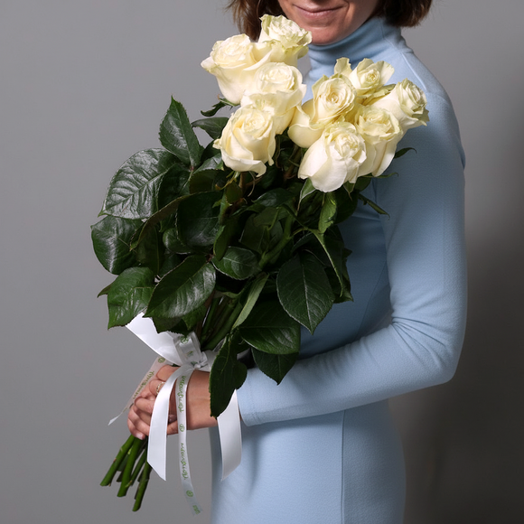 Букет из 9 белых роз 70 см (Эквадор) с атласной лентой