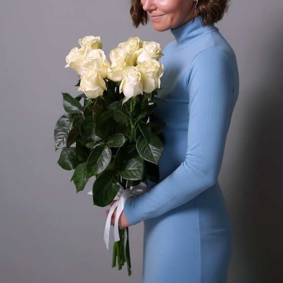 Букет из 9 белых роз 70 см (Эквадор) с атласной лентой