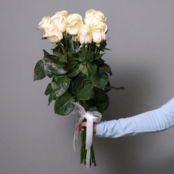 Букет из 9 белых роз 70 см (Эквадор) с атласной лентой