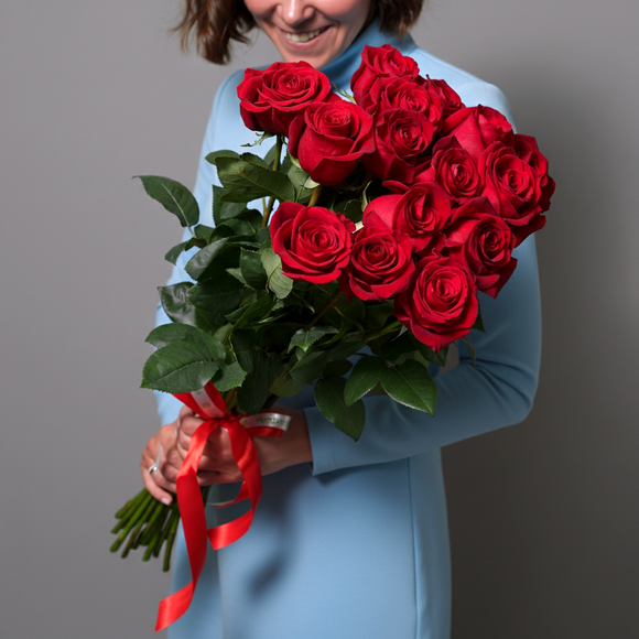 Букет из 15 красных роз 70 см (Эквадор) с атласной лентой