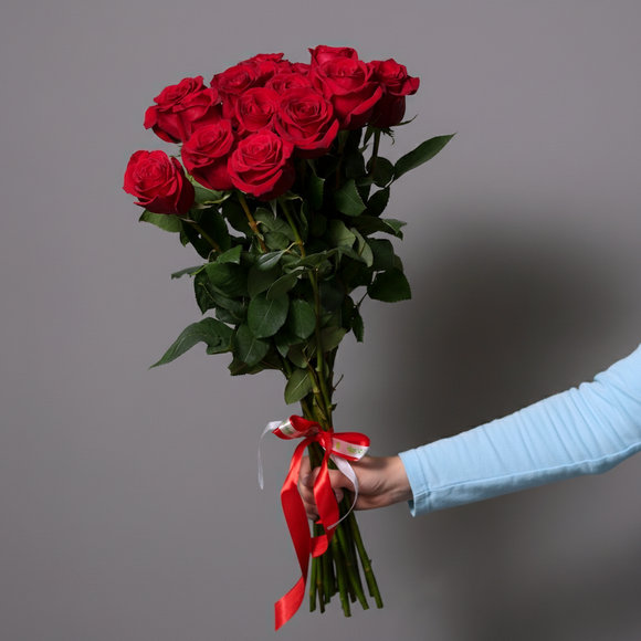 Букет из 15 красных роз 70 см (Эквадор) с атласной лентой