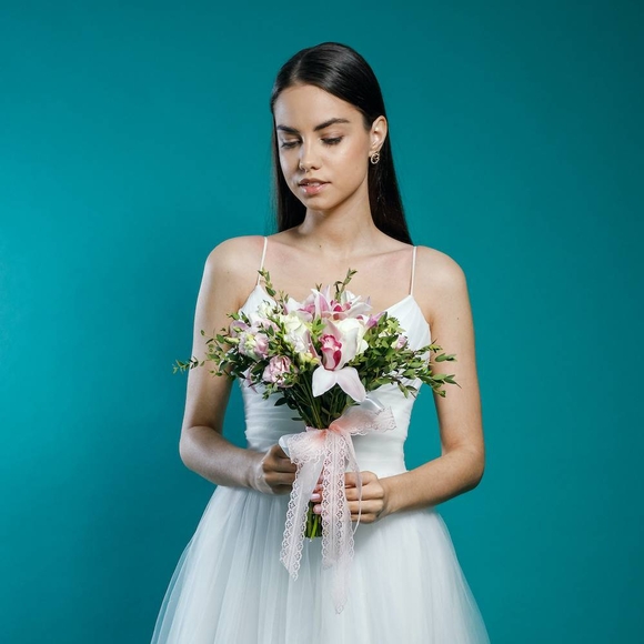 Букет невесты из орхидей, лизиантуса, фрезии, роз с эвкалиптом