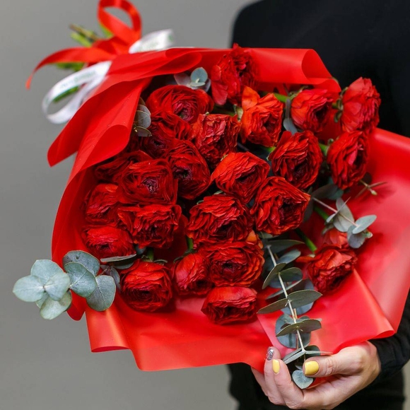 Букет из 25 красных ранункулюсов с эвкалиптом