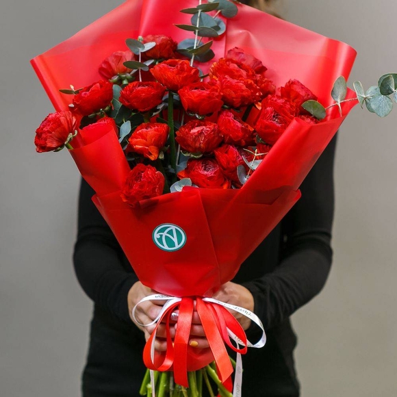 Букет из 25 красных ранункулюсов с эвкалиптом