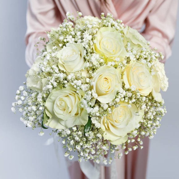 Букет невесты из белых роз и гипсофилы