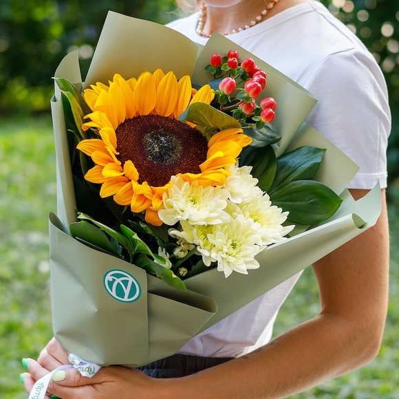Букет из подсолнуха, хризантемы кустовой и хиперикума