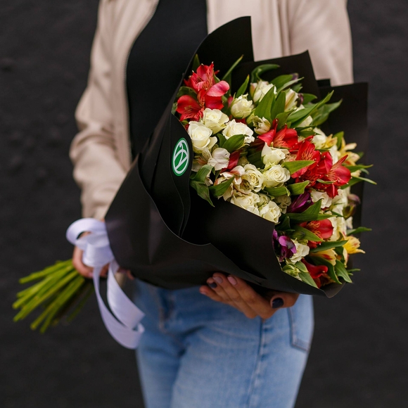 Букет из 15 белых кустовых роз и 12 альстромерий микс - M