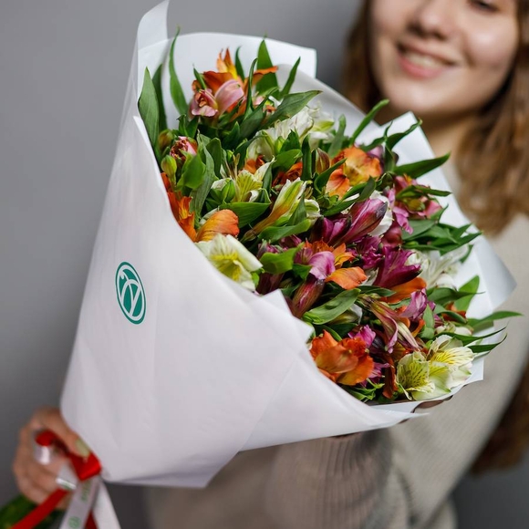 Букет из 15 Альстромерий микс