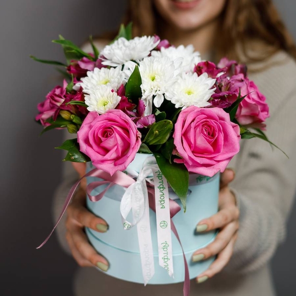 Букет в шляпной коробке small из розовых роз, хризантем и альстромерий