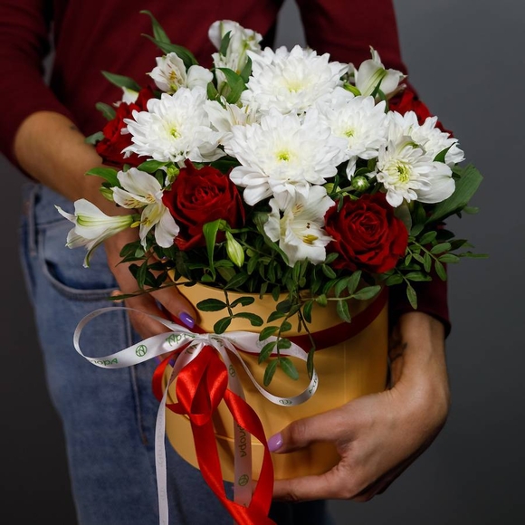 Букет в шляпной коробке small из красных роз, хризантем и альстромерий