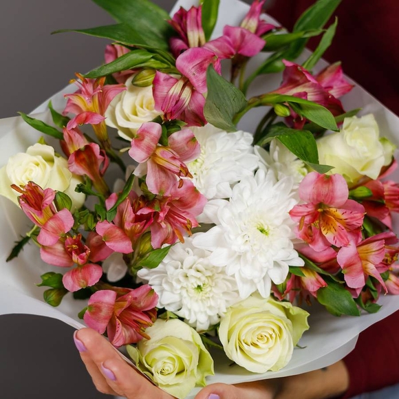 Букет из белых роз, хризантем и альстромерии - S