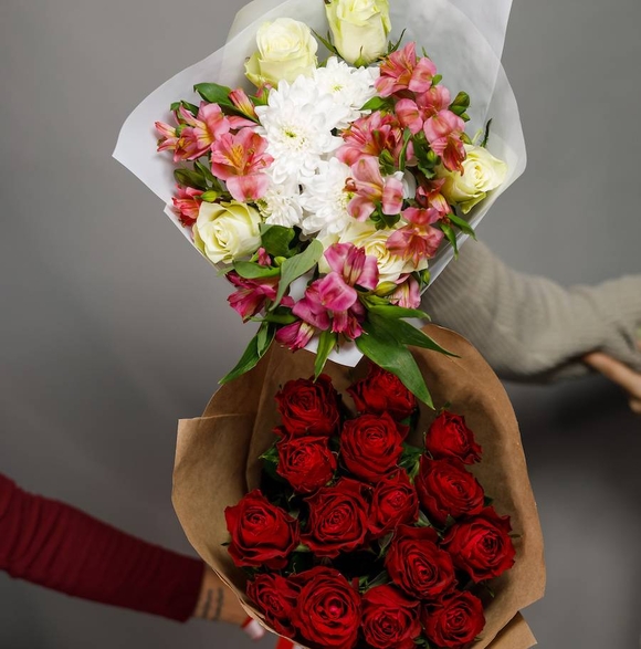 Букет из белых роз, хризантем и альстромерии - S