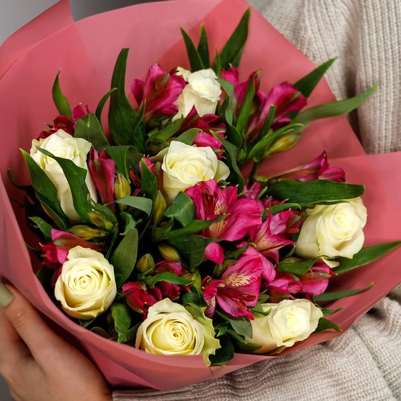 Букет из белых роз и альстромерии - S