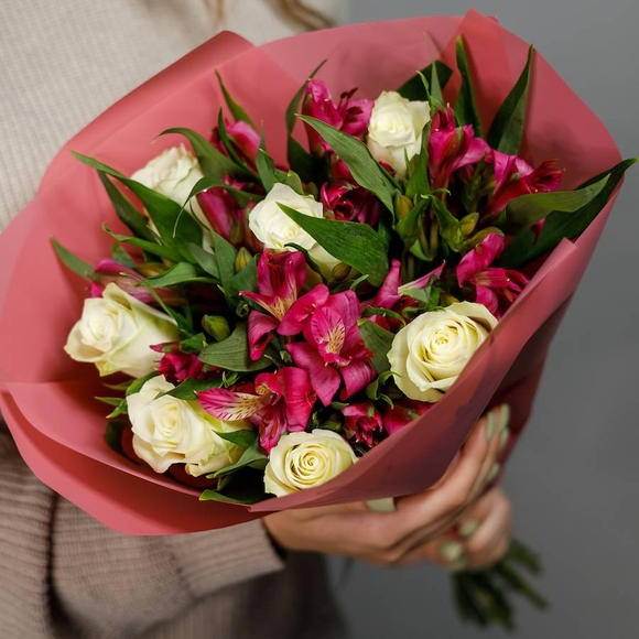 Букет из белых роз и альстромерии - S