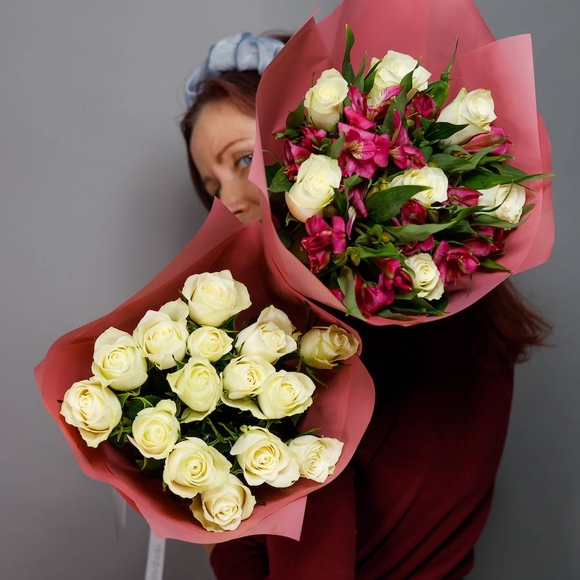 Букет из белых роз и альстромерии - S