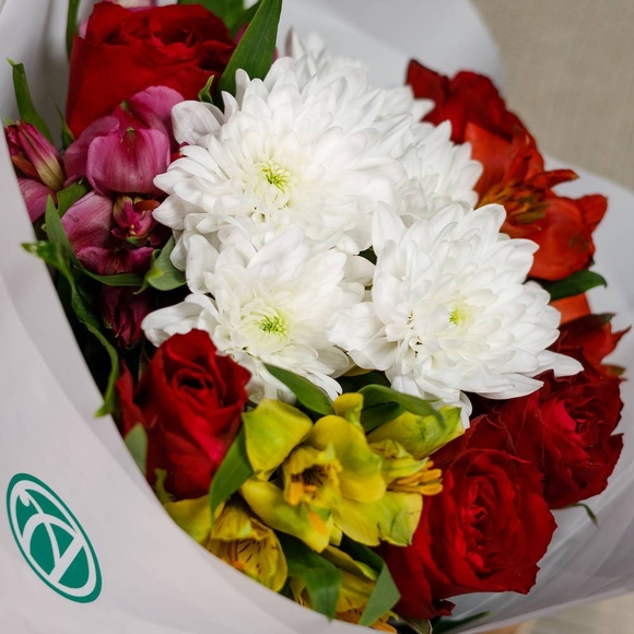 Букет из красных роз, хризантем и альстромерии - S