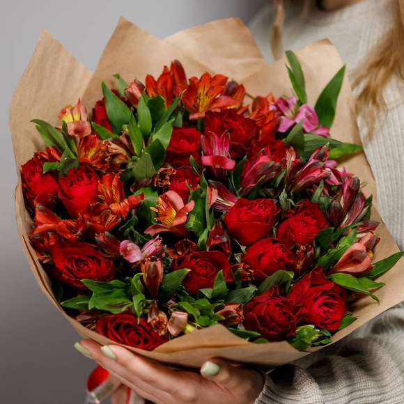 Букет из красных роз 50 см (Кения) и альстромерии - L