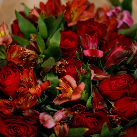 Букет из красных роз 50 см (Кения) и альстромерии - L
