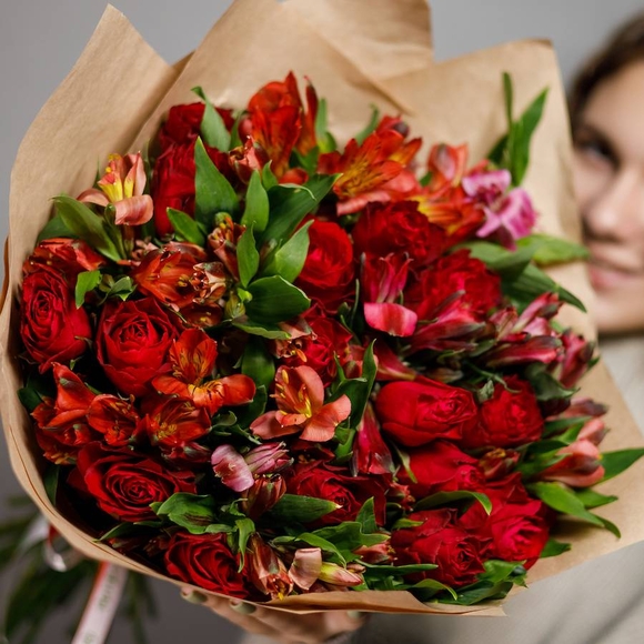 Букет из красных роз 50 см (Кения) и альстромерии - L