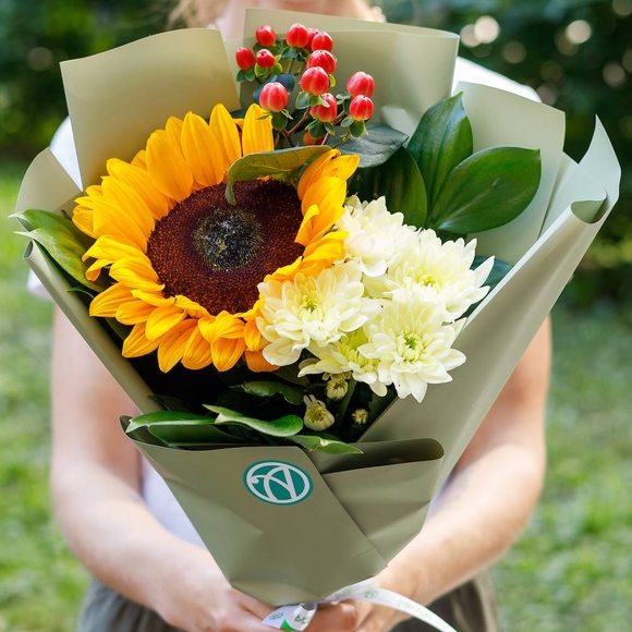 Букет из подсолнуха, хризантемы кустовой и хиперикума