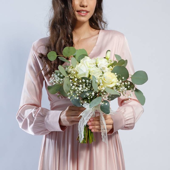 Букет невесты с розами, лизиантусом, гипсофилой и эвкалиптом