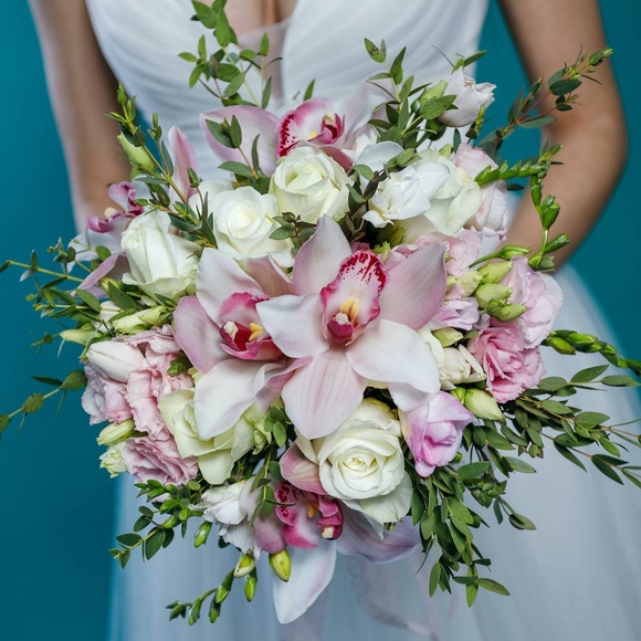 Букет невесты из орхидей, лизиантуса, фрезии, роз с эвкалиптом