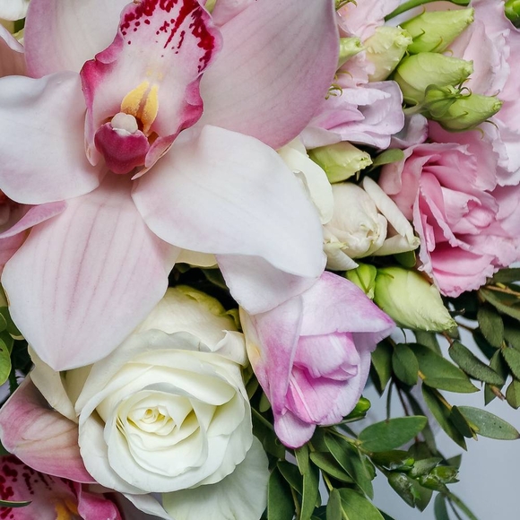 Букет невесты из орхидей, лизиантуса, фрезии, роз с эвкалиптом