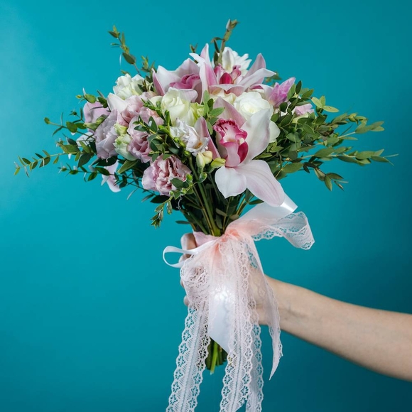 Букет невесты из орхидей, лизиантуса, фрезии, роз с эвкалиптом