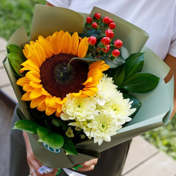 Букет из подсолнуха, хризантемы кустовой и хиперикума