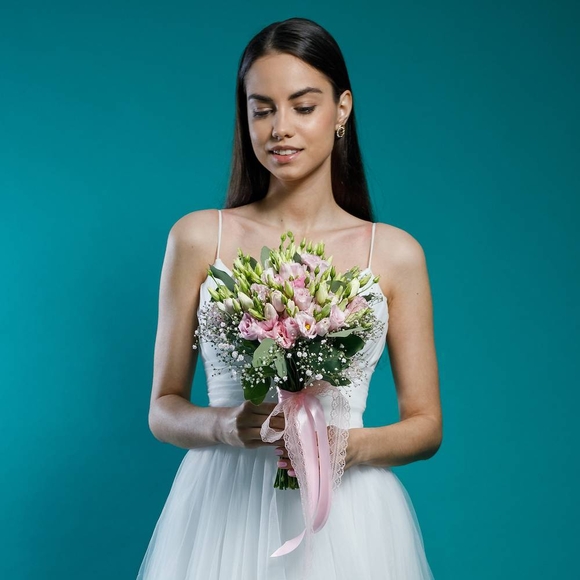 Букет невесты из розового лизиантуса и гипсофилы с эвкалиптом
