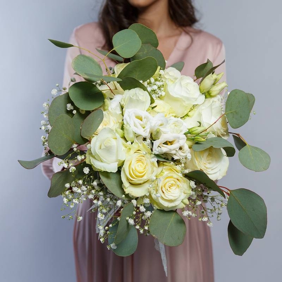 Букет невесты с розами, лизиантусом, гипсофилой и эвкалиптом