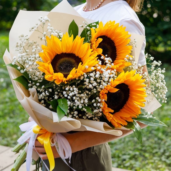 Букет из подсолнуха и гипсофилы - М
