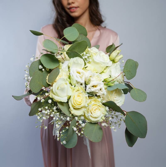 Букет невесты с розами, лизиантусом, гипсофилой и эвкалиптом