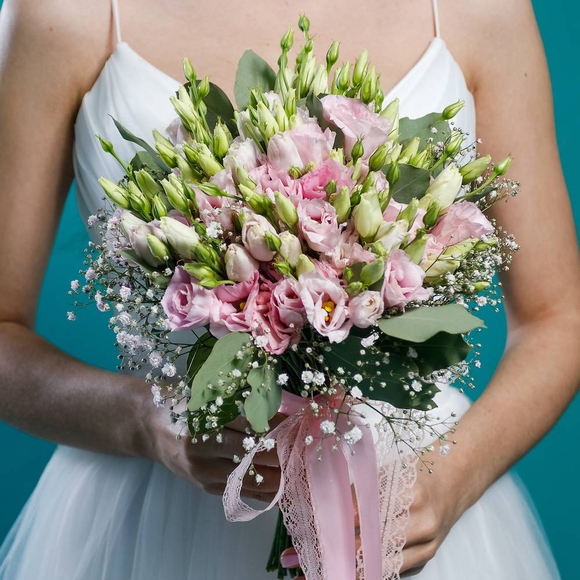 Букет невесты из розового лизиантуса и гипсофилы с эвкалиптом