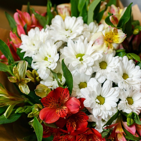 Букет из хризантемы кустовой и альстромерии- S