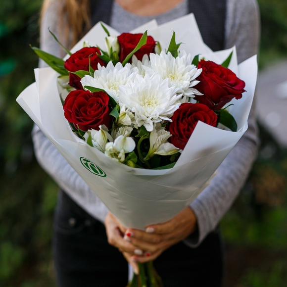Букет из красных роз, хризантем и альстромерии - S