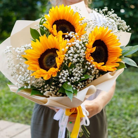 Букет из подсолнуха и гипсофилы - М