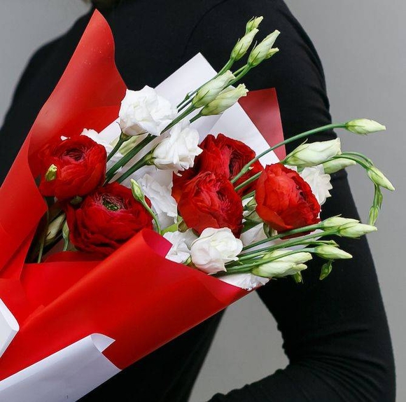 Букет из красных ранункулюсов и лизиантуса