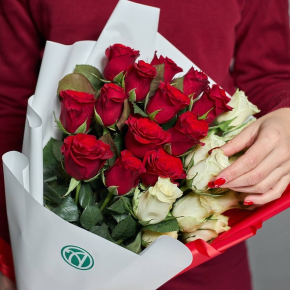 Букет из 25 красных и белых роз 50 см (Кения) в корейской упаковке