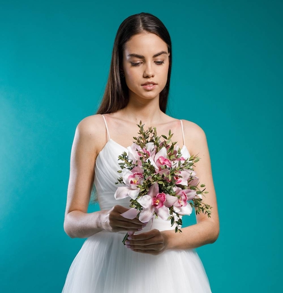 Букет невесты из орхидей и эвкалипта