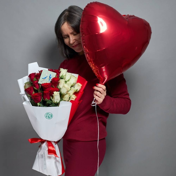 Набор размер L с букетом из 25 красных и белых роз 50 см (Кения) в корейской упаковке